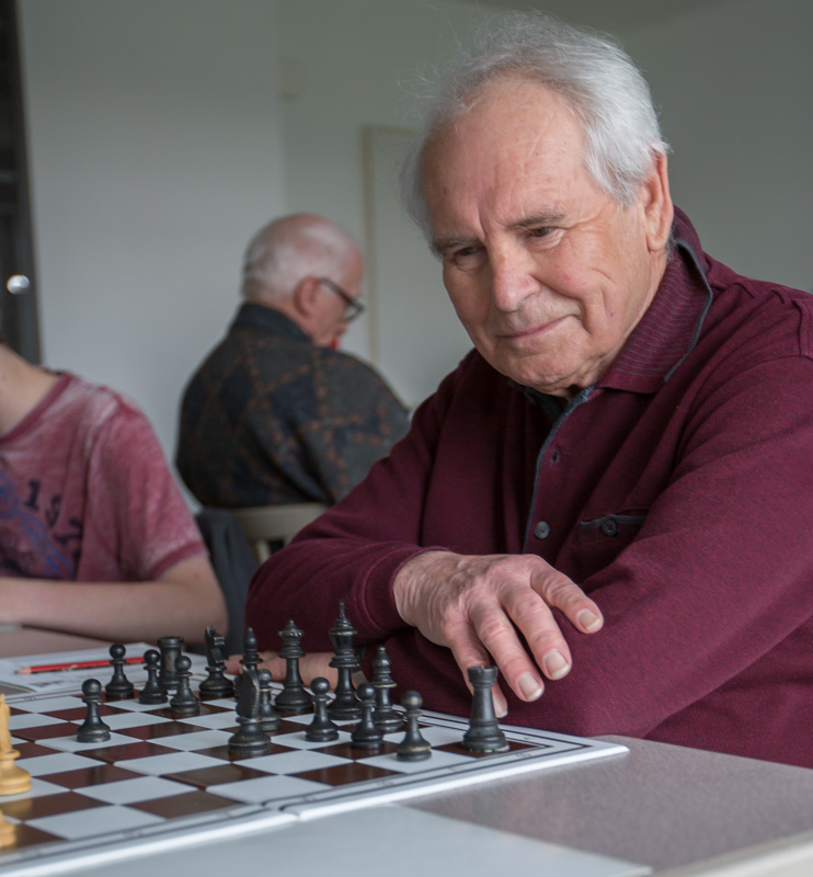 Hans Weiherer  beim Schachspiel
