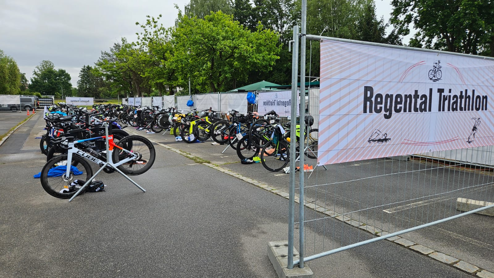Bild1 Wechselzone beim Regental Triathlon 2025